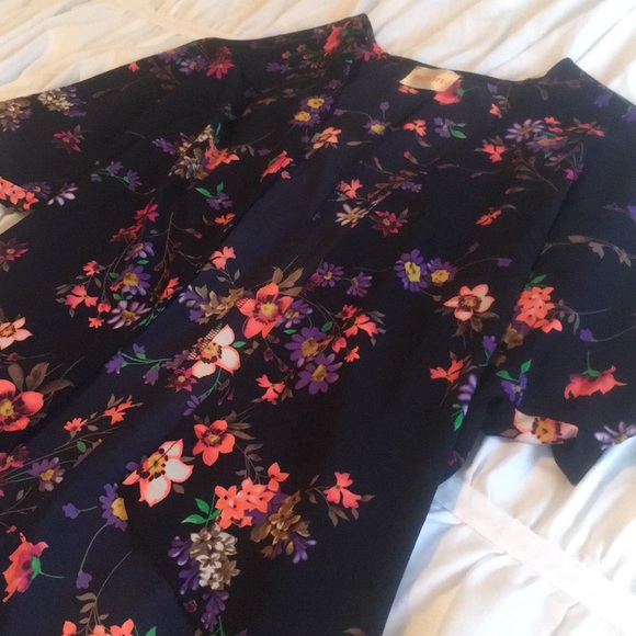 Floral Short Sleeved Kimono - Picture 2 of 3
